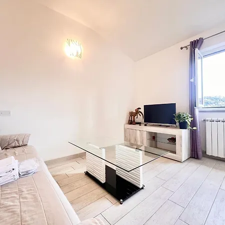 アパート Im Zweiten Stock Mit Parkplatz Und Garten By Interhome